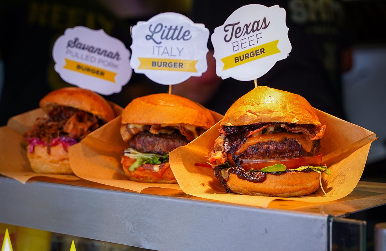 Ein Schlemmerparadies auf dem Schlossplatz: Das Food Truck Festival von Fr. 13. - So. 15.10.23 in Erlangen