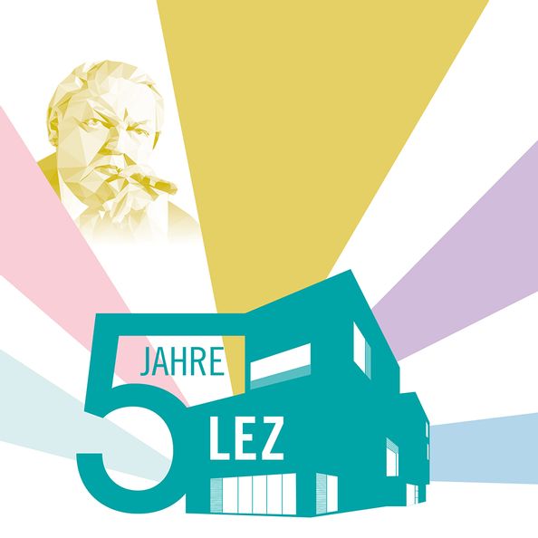 Das Bild zeigt ein Kind, das begeistert mit dem Osterhasen im Ludwig-Erhard Zentrum Fürth posiert, während im Hintergrund die fröhliche Umgebung der Ostereiersuche zu sehen ist.