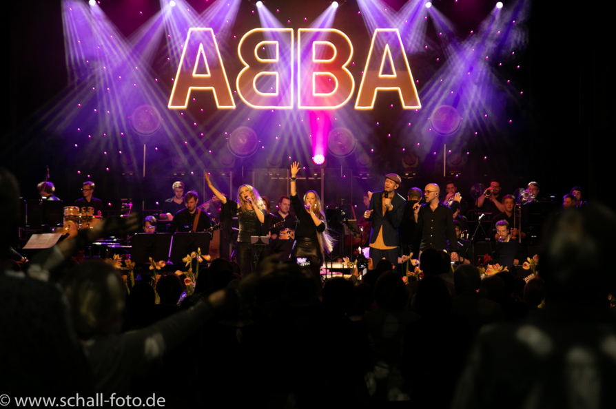 Die Nürnberger Symphoniker präsentieren ABBA Forever in der Kia Metropol Arena Nürnberg