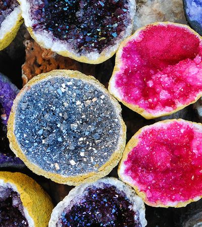 Bunte Geoden mit funkelnden Kristallen in Pink, Blau und Violett – Mineralien-Ausstellung auf den Mineralientagen Nürnberg 2025.