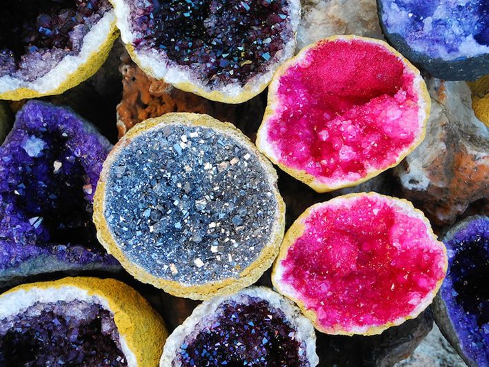 Funkelnde Geoden in leuchtenden Farben – ein Highlight der Mineralientage Nürnberg 2025 im Ofenwerk.