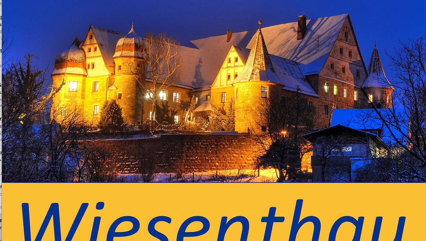 Weihnachtszauber auf Schloss Wiesenthau: Festlich beleuchtetes Schloß im Wintermantel
