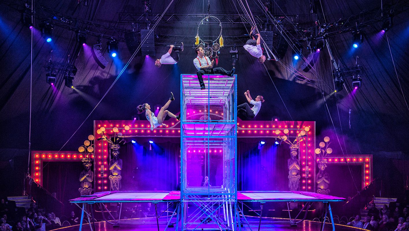 Akrobat*innen der GAIA-Show beim Feuerwerk der Turnkuns