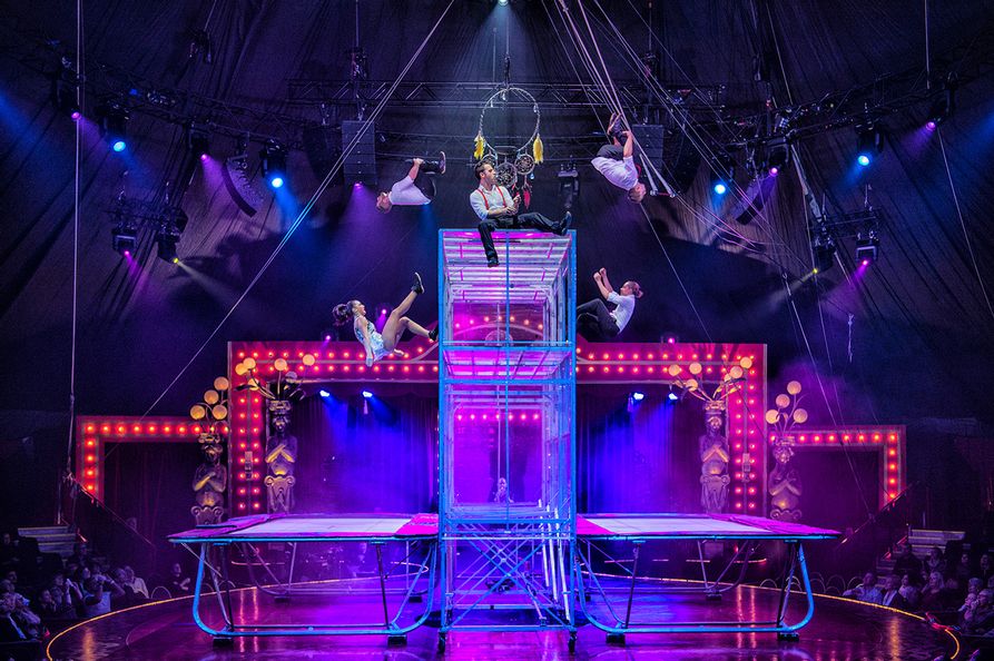 Akrobat*innen in Aktion während der GAIA-Show, Teil des Feuerwerks der Turnkunst