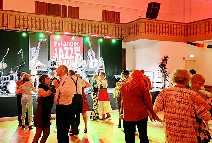Erleben Sie eine rauschende Nacht mit Live-Musik, Tanz-Workshop und Überraschungen im Redoutensaal Erlangen, das ist der Jazz Band Ball 2024