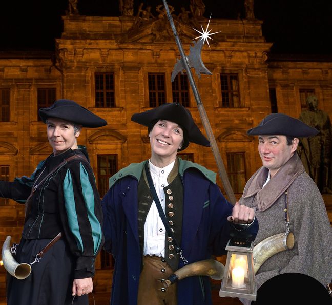 Erlanger Nachtwächter führt Touristengruppe durch nächtliche Altstadt, Laterne und Hellebarde in HandErlangen entdecken