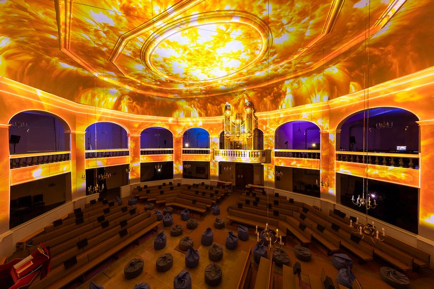 GENESIS Erlangen - Eine immersive Licht- und Videoinstallation entführt Sie in der Hugenottenkirche auf eine meditative und spirituelle Reise