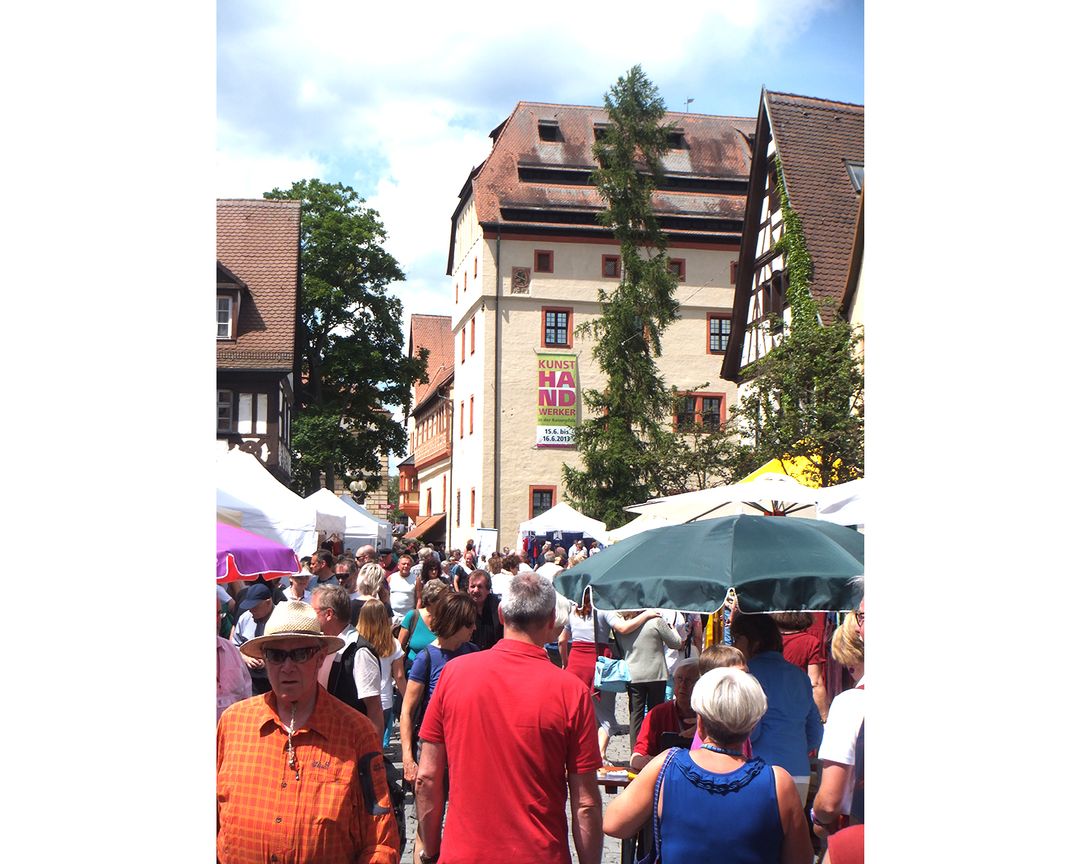 Besucher auf dem Kunsthandwerkermarkt in der Altstadt von Forchheim rund um die Kaiserpfalz