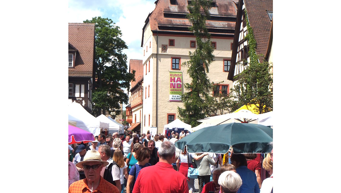 Besucher auf dem Kunsthandwerkermarkt in der Altstadt von Forchheim rund um die Kaiserpfalz