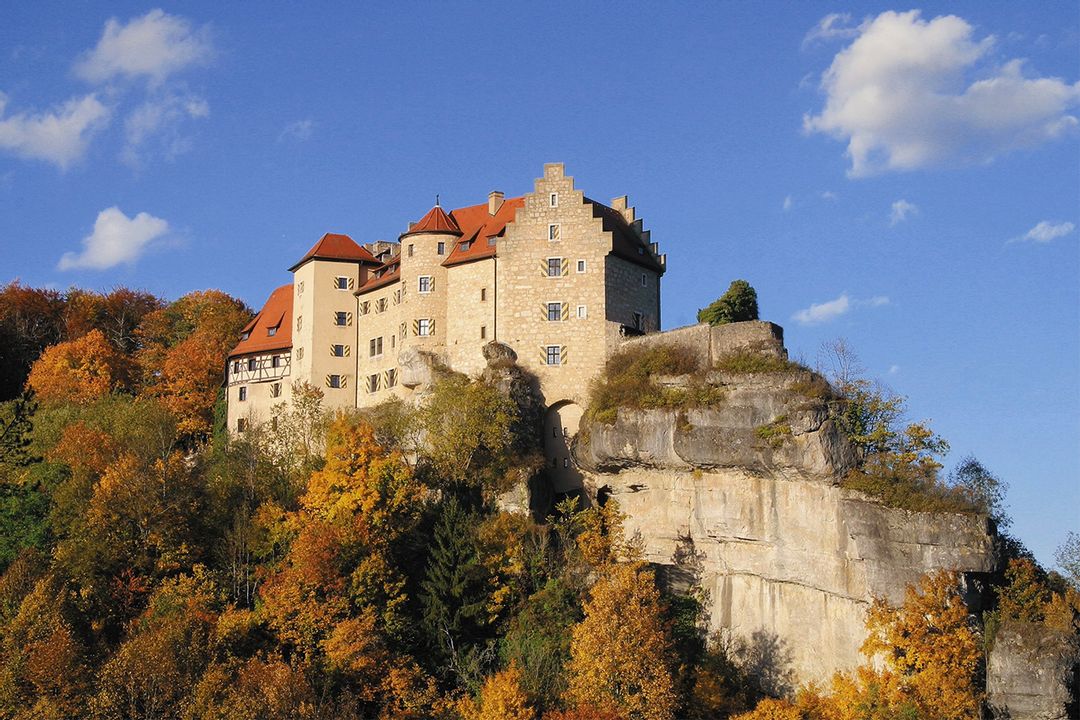 Burg Rabenstein thront hoch über dem Ailsbachtal – eines der beeindruckendsten Ausflugsziele der Fränkischen Schweiz.