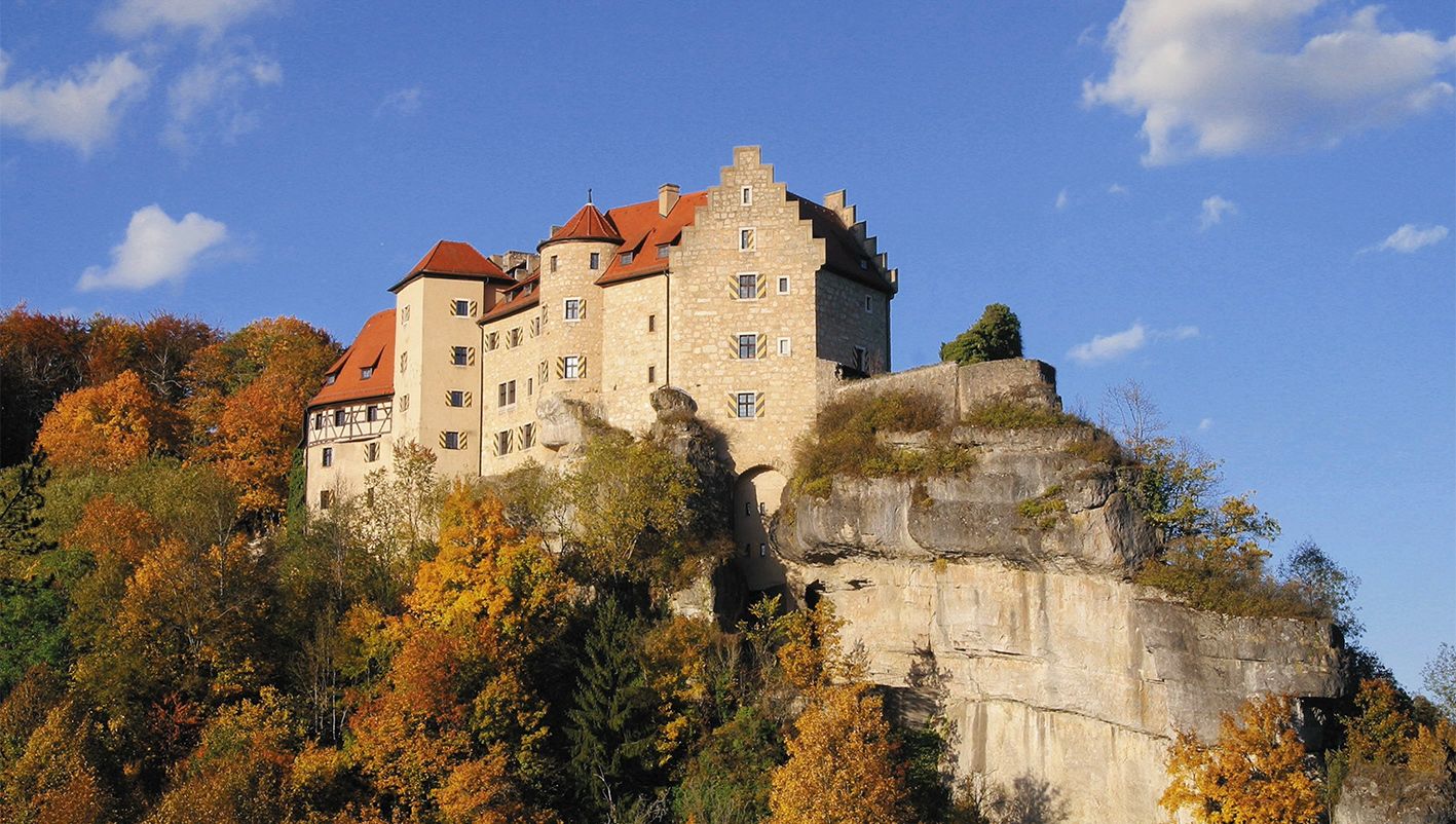 Burg Rabenstein thront hoch über dem Ailsbachtal – eines der beeindruckendsten Ausflugsziele der Fränkischen Schweiz.