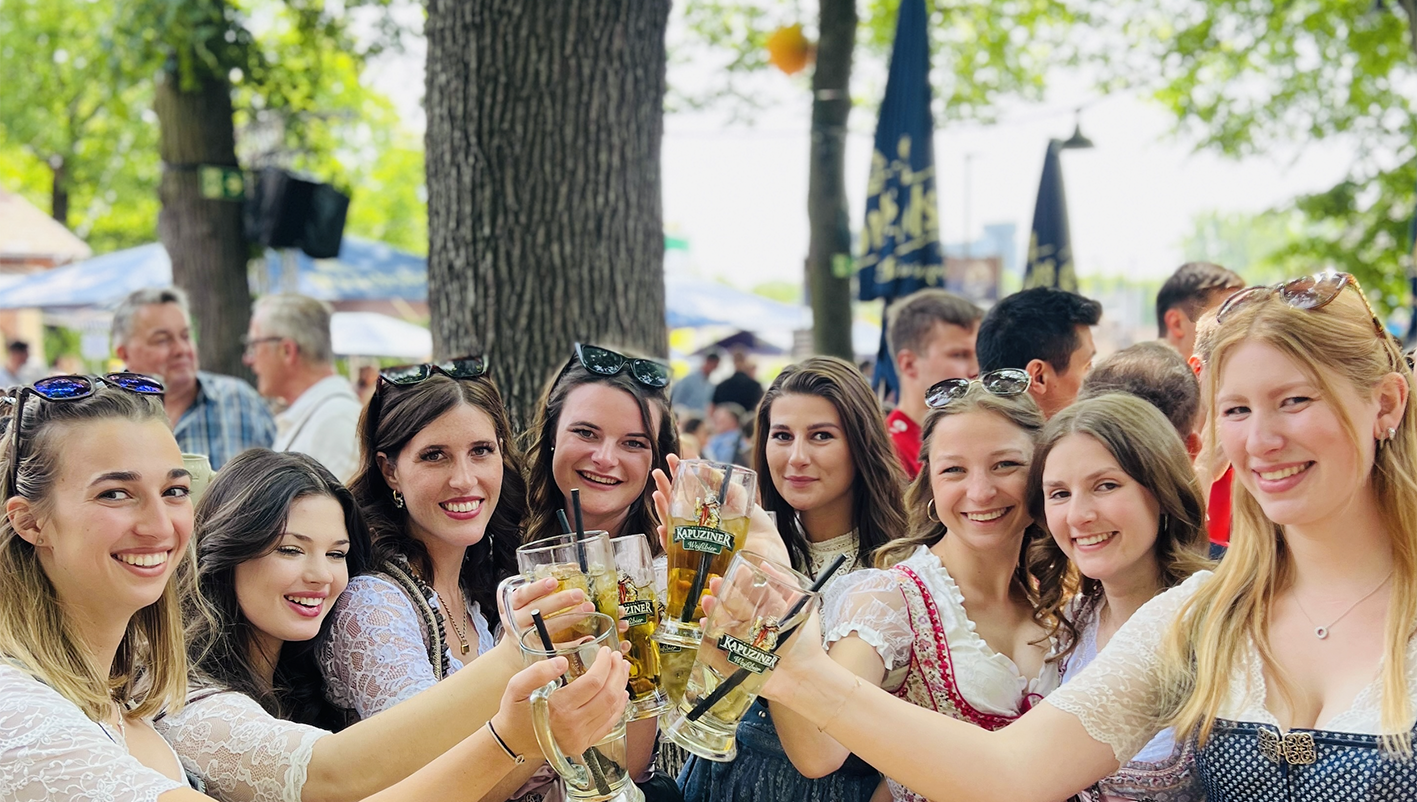 Geselligkeit und gute Laune – typisch für die Erlanger Bergkirchweih