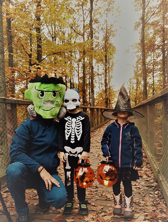 Halloween im Baumwipfelpfad Steigerwald mit festlich geschmückten Bäumen und fröhlichen Kindern in Kostümen.