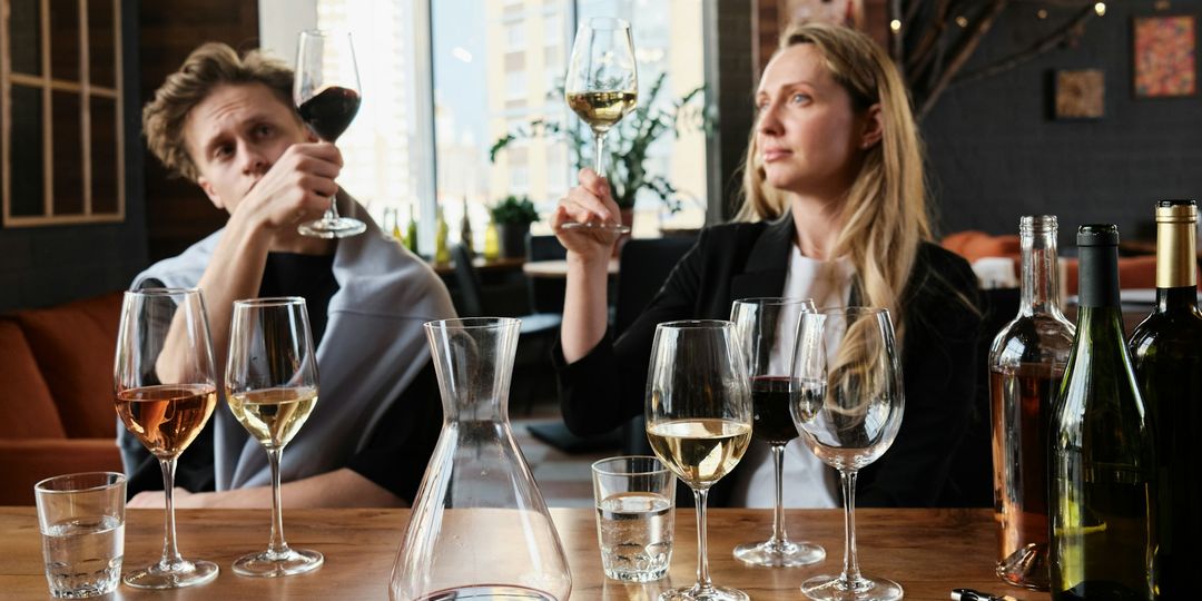 Ein Glas zum Abschied: Weinliebhaber genießen die einmalige Atmosphäre auf der Vinessio Weinmesse, die 2025 zum letzten Mal in der Stadthalle Fürth stattfindet.
