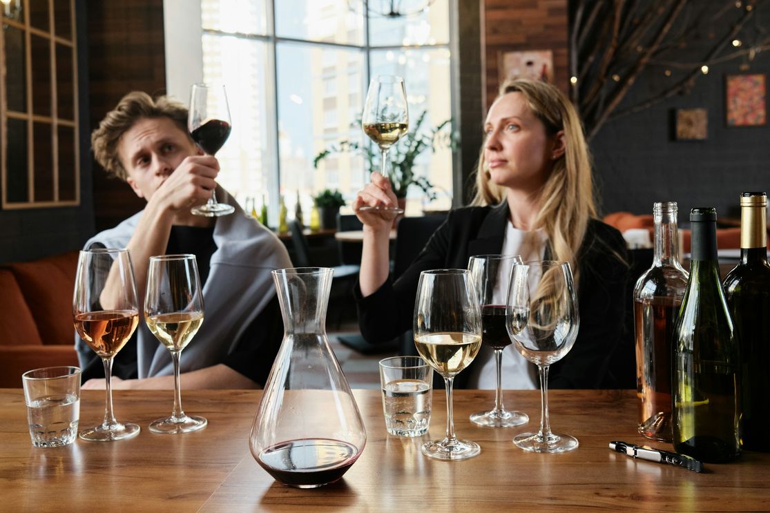 Weinliebhaber verkosten edle Weine auf der Vinessio Weinmesse Fürth 2025.