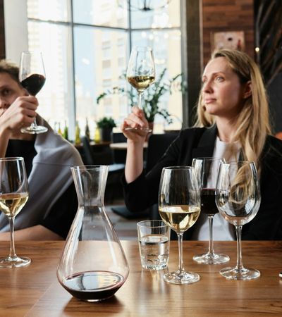 Weinliebhaber verkosten edle Weine auf der Vinessio Weinmesse Fürth 2025.