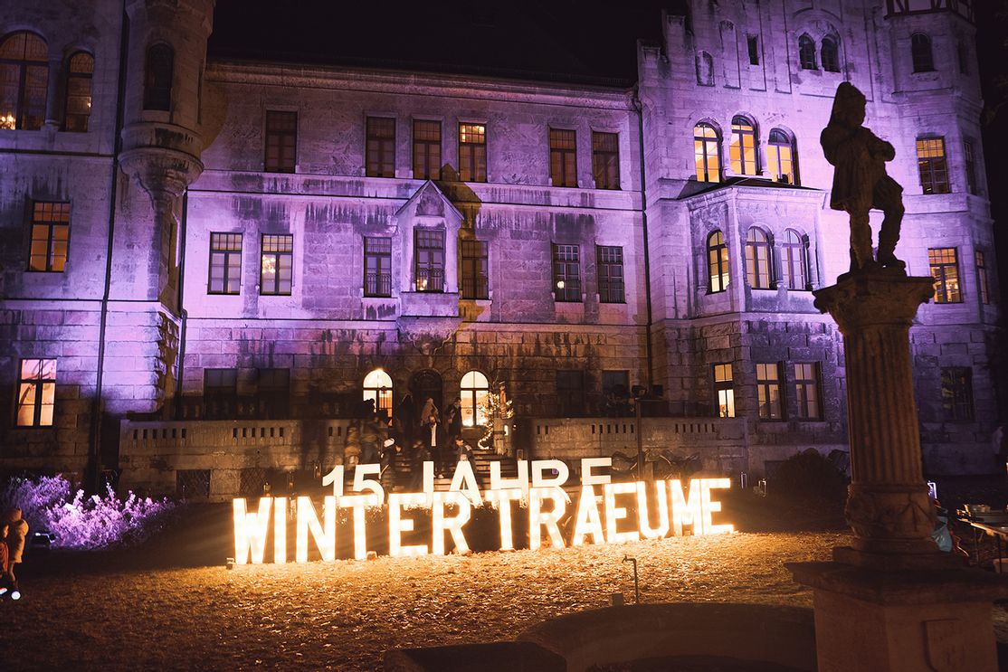 Winterträume Schloss Faber-Castell 2024 – Vorweihnachtliche Messe auf dem Schloss in Stein mit festlichen Produkten und stimmungsvoller Beleuchtung.