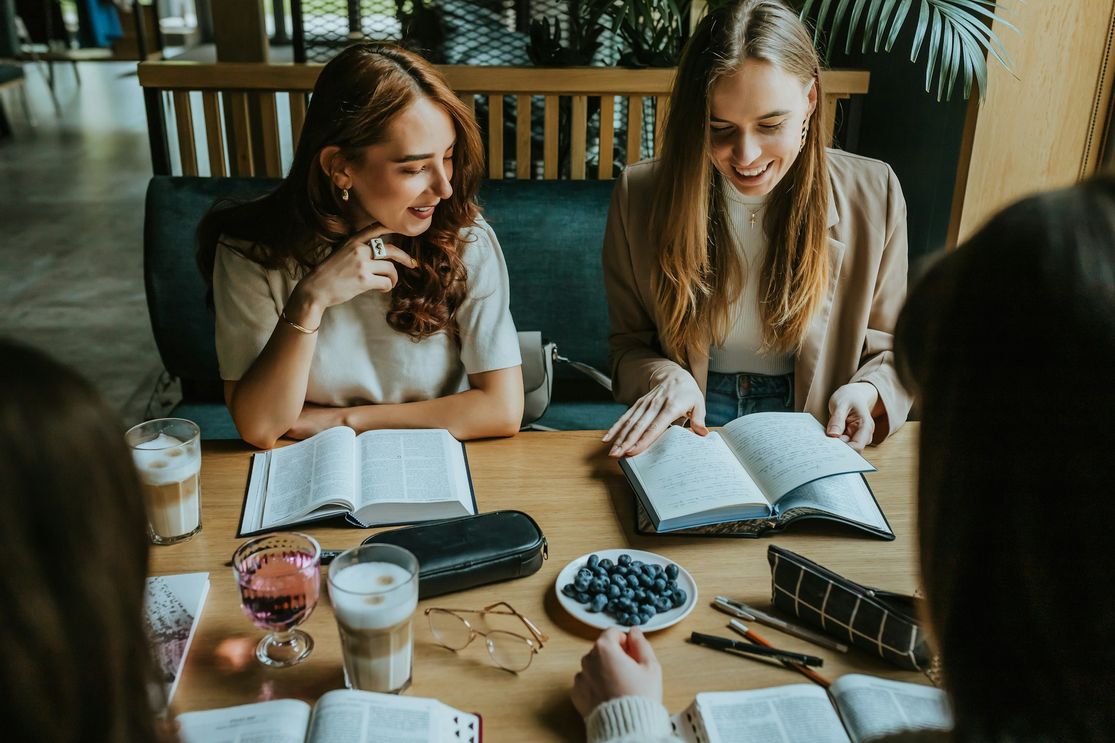 Literaturfans nehmen an den blätterWALD Literaturtagen Forchheimer Land 2024 teil und erleben spannende Lesungen und kulturelle Veranstaltungen.