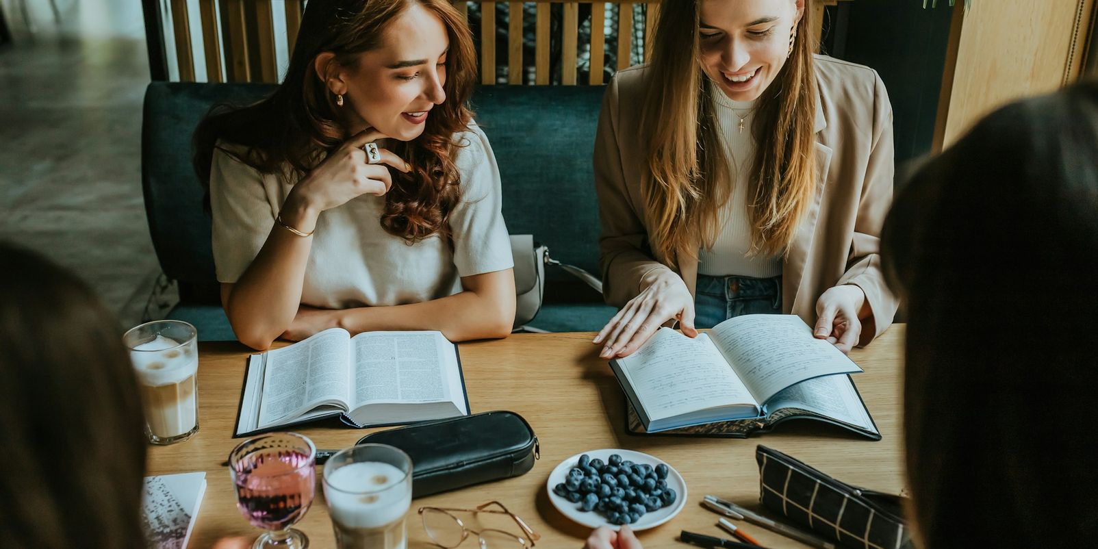 Literaturfans genießen die blätterWALD Literaturtage Forchheimer Land 2024.