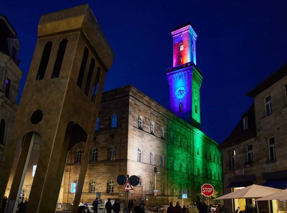"Fürther Glanzlichter 2024 - Kunstvolle Lichtinstallation am historischen Rathausturm der Kleeblattstadt"
