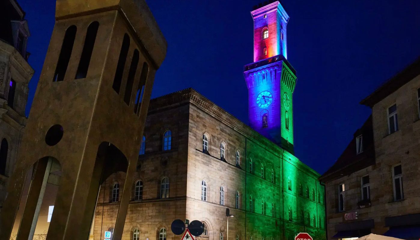 "Fürther Glanzlichter 2024: Beeindruckende Lichtkunst verzaubert die Fürther Innenstad