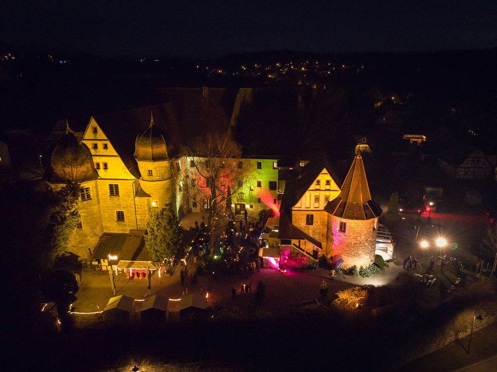 Kunsthandwerkermarkt Unikate mit Ständen im Schloss Wiesenthau