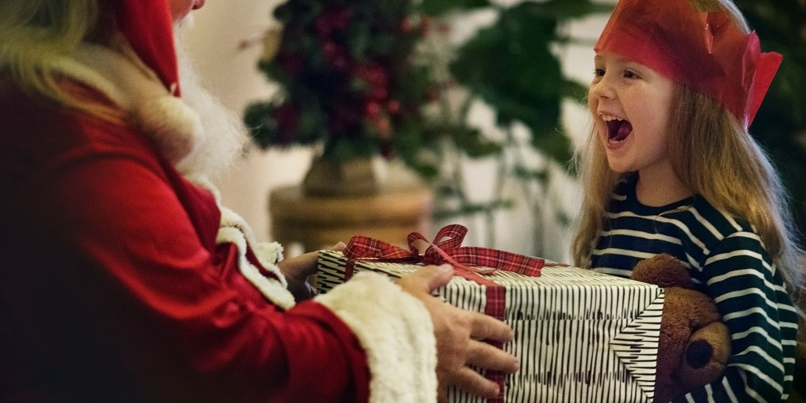 Erleben Sie die Magie des Winter Wunderlands Geiselwind mit funkelnden Lichtern und festlicher Dekoration.