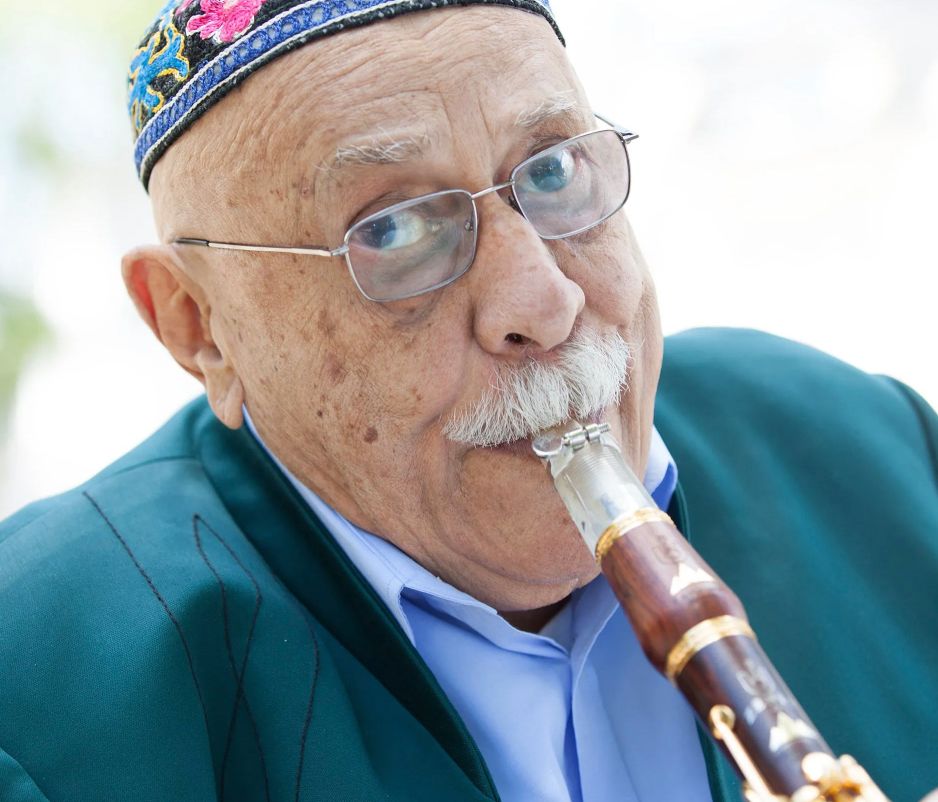 Giora Feidman mit seiner Klarinette auf der Bühne während des "Revolution of Love" Konzerts.