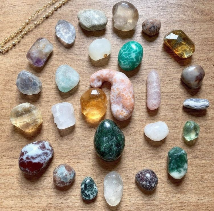 Verschiedene farbenfrohe Heilsteine auf den Mineralientage Fürth