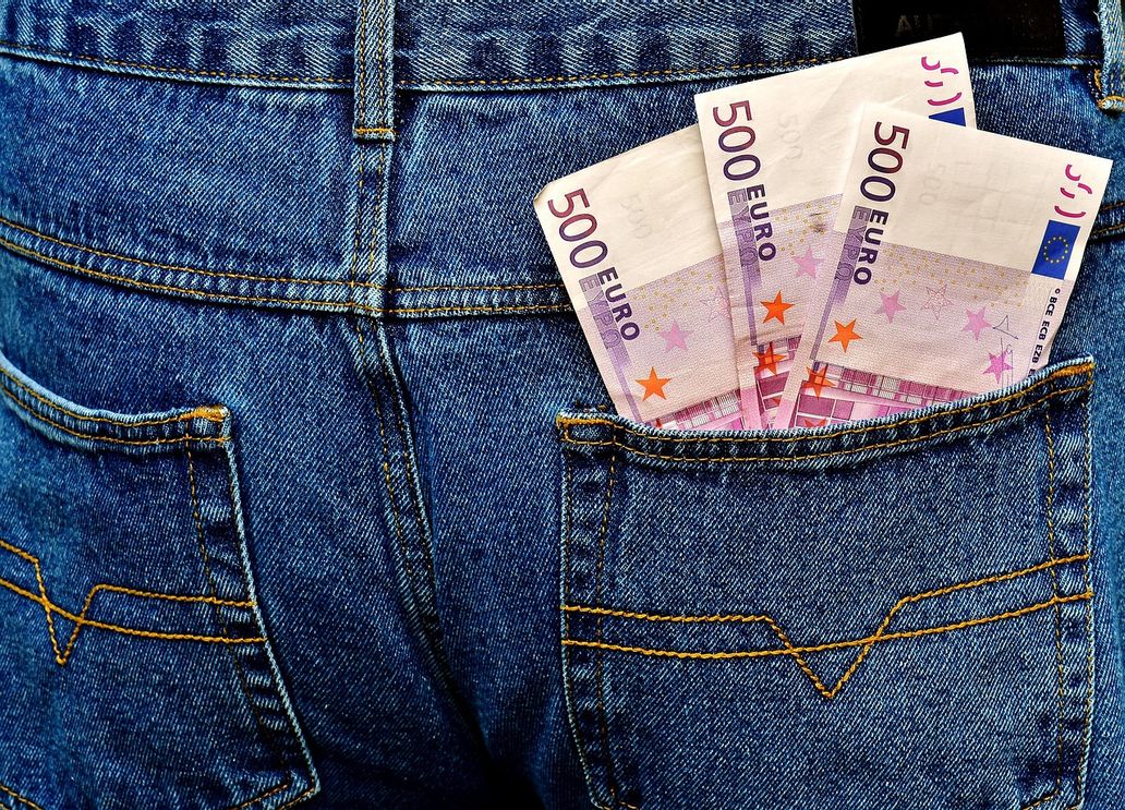 Szenenbild aus dem Theaterstück „Cum-Ex Papers“ im Stadttheater Fürth, Gewinner des Theaterpreises „Faust“.