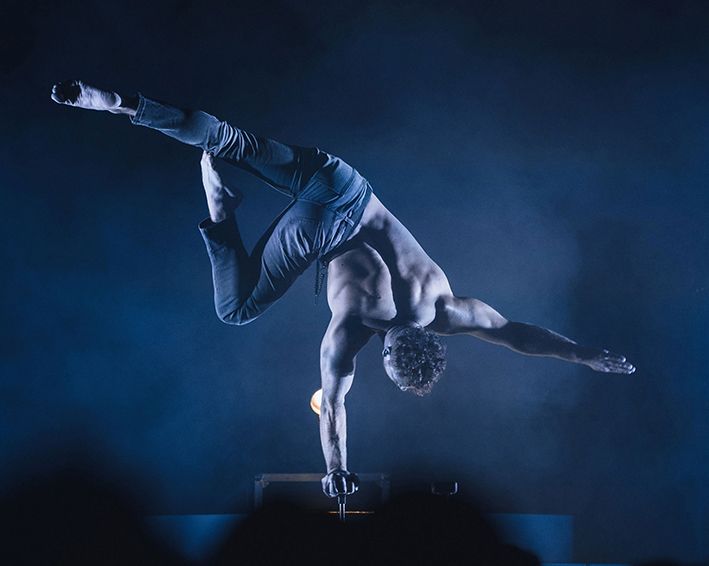 CIRCUS OF FANTASY– Künstler in aufwendigen Kostümen bei einer Performance aus Artistik, Tanz und Gesang auf einer magisch beleuchteten Bühne.