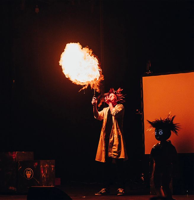 Professor Bummbastic führt spannende Experimente in seiner interaktiven Wissenschaftsshow «KNALLEGRA» vor.