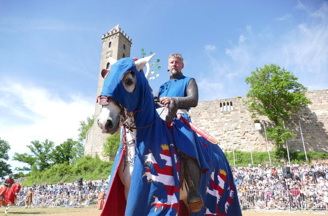 Ritterturnier Burg Abenberg:Ein Ritter hoch zu Roß vor der Kulisse der Burg