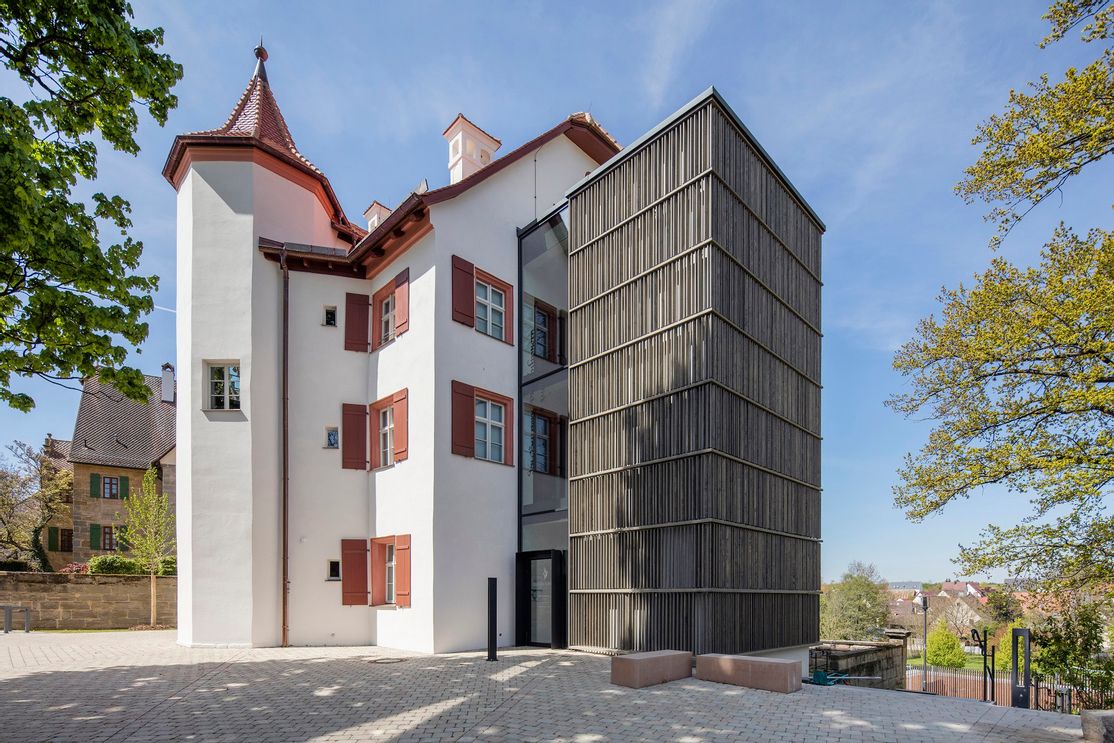 Frontansicht des Museums Weißes Schloss Heroldsberg mit seiner charakteristischen weißen Fassade und dem Giebel