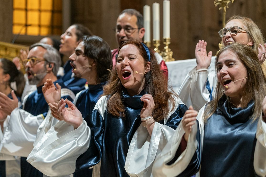 Ein Chor singt begeistert auf einer Bühne beim Chorfest in Nürnberg.