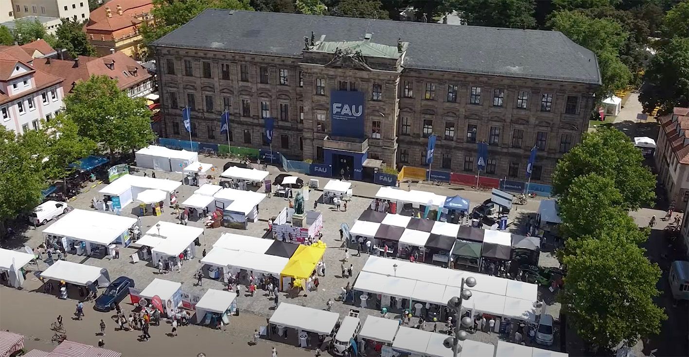 Der historische Schlossplatz Erlangen: Am 24. Mai 2025 der Treffpunkt für deine Karriere auf der Jobmesse Erlangen "Jobwalk".
