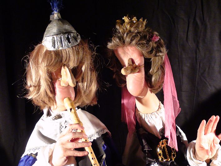 Anne Klinges Füße, kunstvoll mit Mini-Kostümen als Charaktere aus Mozarts 'Die Zauberflöte' verkleidet, beim einzigartigen Fußtheater für die Aufführung in Gräfenberg.