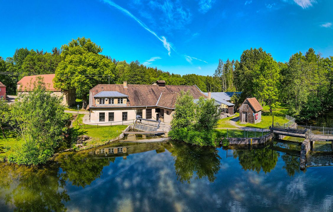 Idyllische Ansicht der historischen Eisenhammer Schmiede in Eckersmühlen, Landkreis Roth, ein Geheimtipp für Familienabenteuer und actionreiche Einblicke in die traditionelle Schmiedekunst."