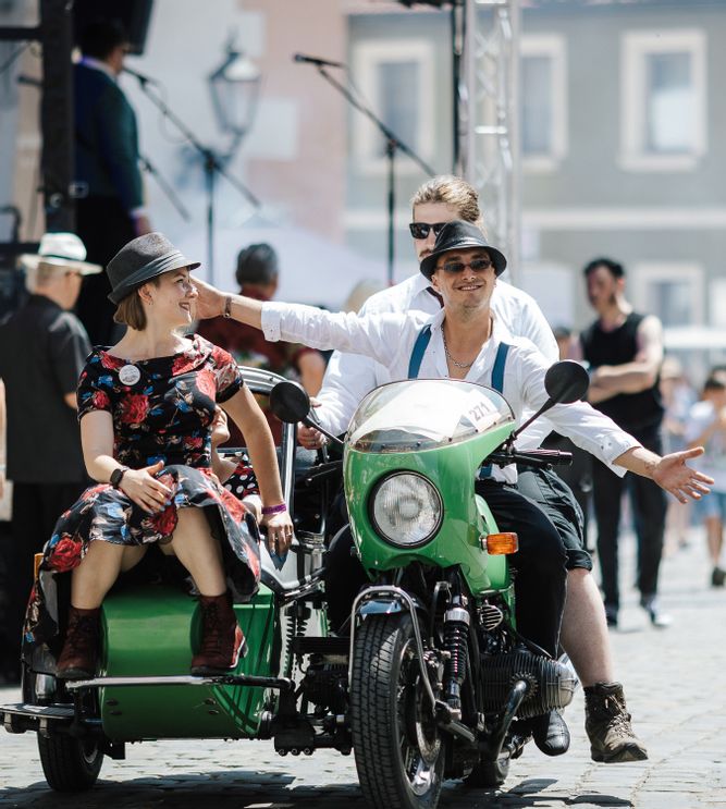 Ein Fahrer und eine Beifahrerin in Kleidung der 50er- und 60er-Jahre sitzen auf einem Oldtimer-Motorrad mit Beiwagen. So was sieht man beim Oldietownfestival in Wolframs Eschenbach