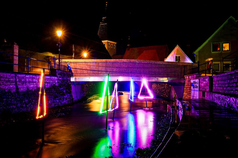 Ein Meer aus Farben: Die Berchinale ist eines der magischen Events Berching 2025 und verwandelt die historische Altstadt in eine leuchtende Kunstbühne.