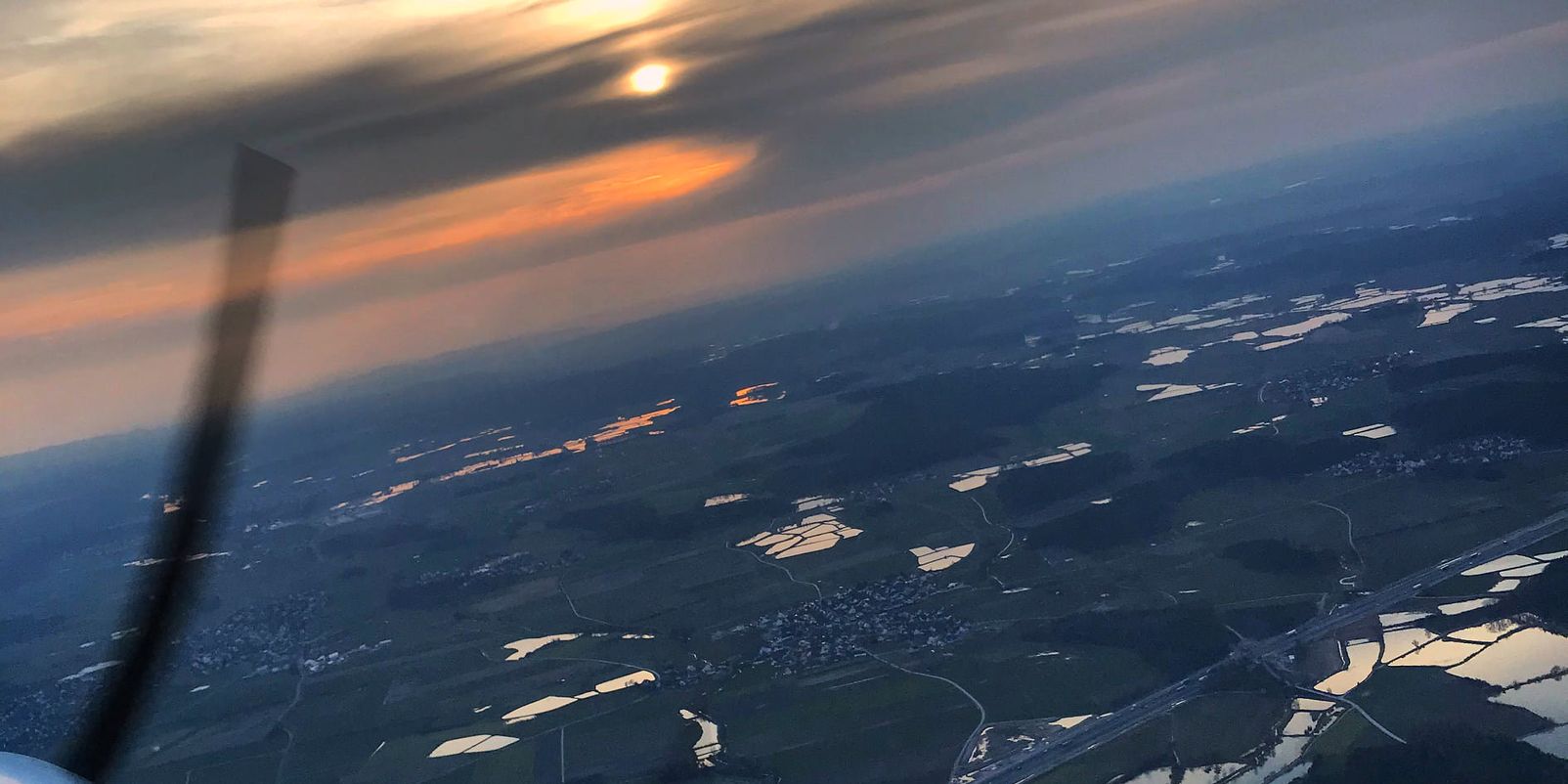 Rundflüge Herzogenaurach -  Ein unvergesslicher Moment bei einem Rundflug über Herzogenaurach: Die Abendsonne taucht die fränkische Landschaft in goldenes Licht.