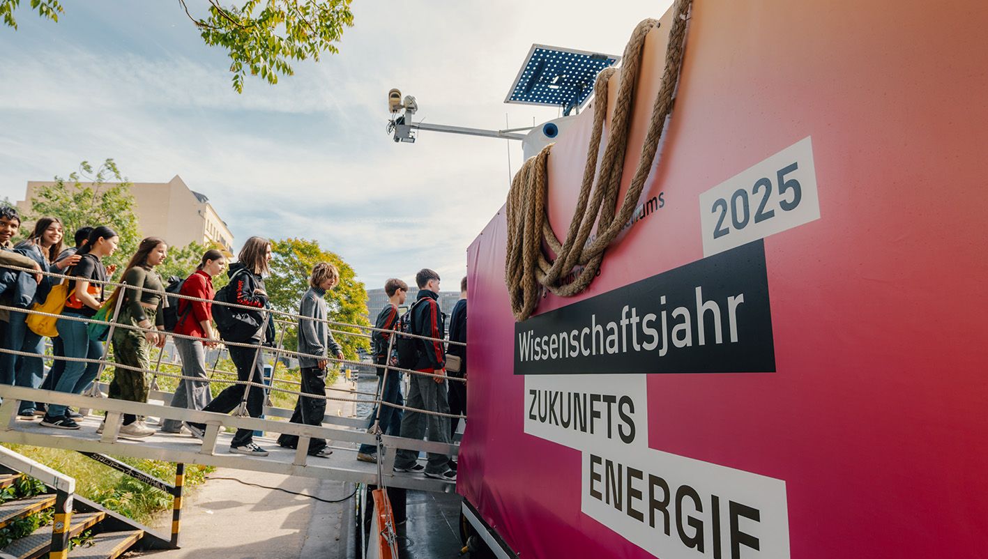 Die MS Wissenschaft  in Nürnberg im Wissenschaftsjahr 2025 mit der Ausstellung Zukunftsenergie. 