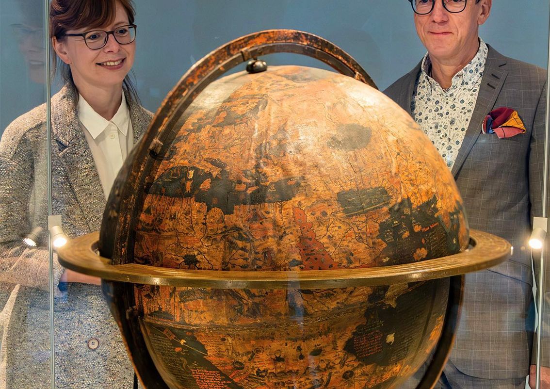 Ein zentrales Highlight der Ausstellung Nürnberg GLOBAL: Der Behaim-Globus, der älteste erhaltene Globus der Welt, wurde kürzlich zum UNESCO-Weltdokumentenerbe ernannt.