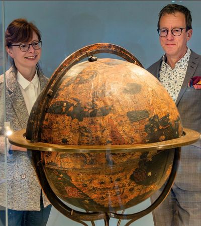 Generaldirektor Prof. Dr. Daniel Hess und Sammlungsleiterin Dr. Susanne Thürigen freuen sich über die Ernennung des Behaim-Globus zum UNESCO-Weltdokumentenerbe, zu sehen in der Sonderausstellung "Nürnberg Global vom 25.9. - 22.3.26
