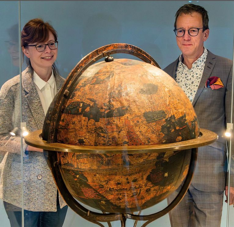 Generaldirektor Prof. Dr. Daniel Hess und Sammlungsleiterin Dr. Susanne Thürigen freuen sich über die Ernennung des Behaim-Globus zum UNESCO-Weltdokumentenerbe, zu sehen in der Sonderausstellung "Nürnberg Global vom 25.9. - 22.3.26