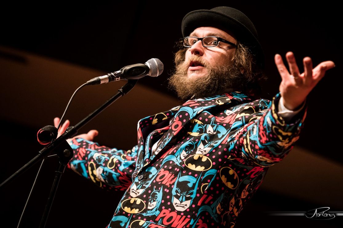 Im auffälligen Batman-Sakko: Poetry-Slammer Michael Jakob bei seinem Auftritt für die Konzertreihe der Nürnberger Symphoniker.