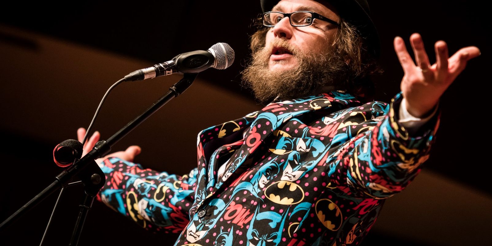 Wort-Akrobat trifft Orchester: Poetry-Slam-Legende Michael Jakob beim "Battle der Künste" mit den Nürnberger Symphonikern am 31. Oktober 2025