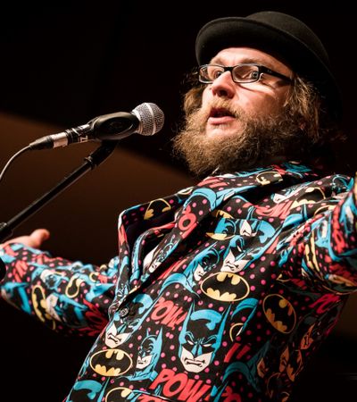 Im auffälligen Batman-Sakko: Poetry-Slammer Michael Jakob bei seinem Auftritt für die Konzertreihe der Nürnberger Symphoniker.