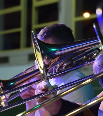Klanggewalt und Leidenschaft: Ein Eindruck von der Energie, die das Publikum beim Brass Band Konzert Erlangen erwartet.
