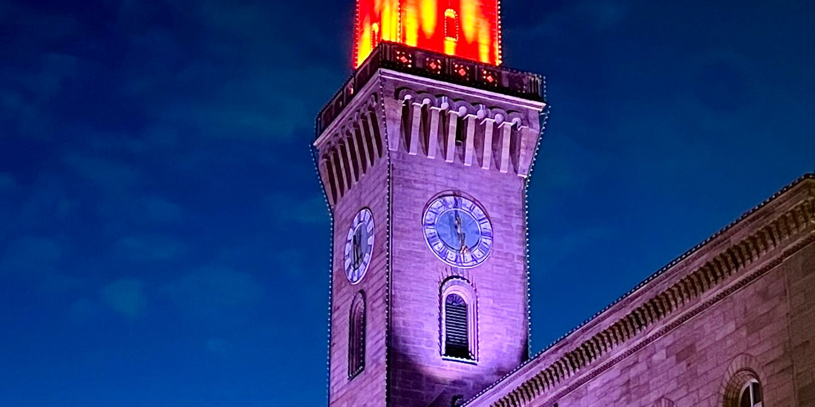 Lichtinstallationen und beleuchtete Gebäude schaffen bei den Fürther Glanzlichtern eine besondere Abendstimmung, während Besucher durch die Innenstadt flanieren und die lange Einkaufsnacht genießen.
